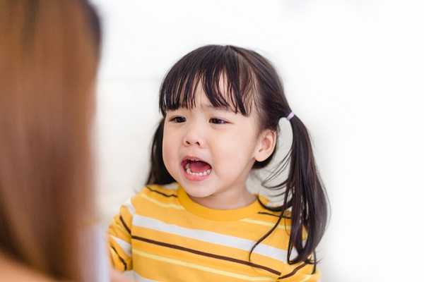 イヤイヤ期の女の子にはどう対応するとよい？穏やかに成長を見守る大切さ